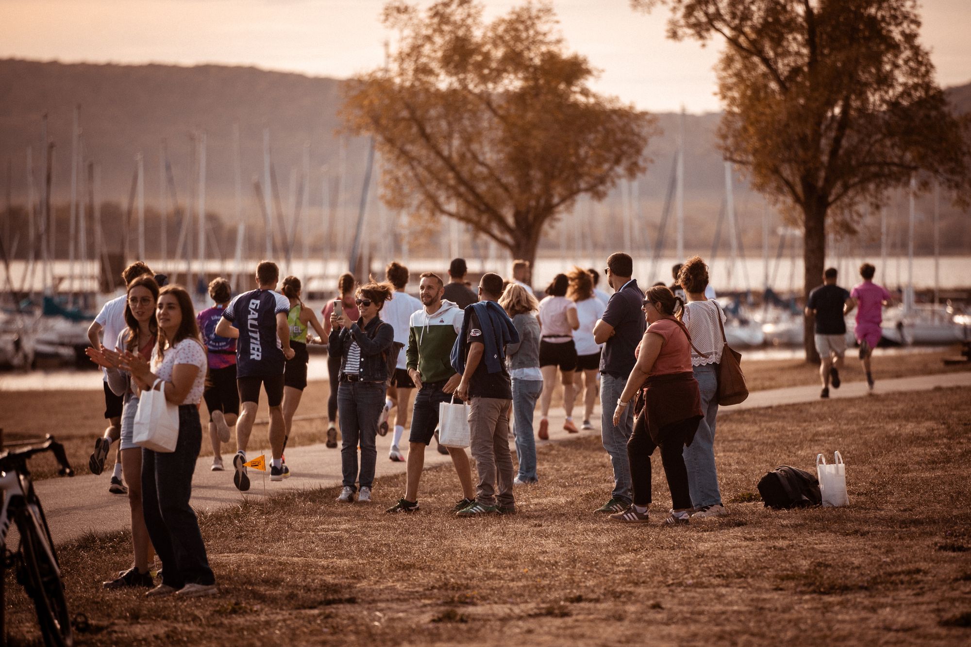 Public le long de la marina au coucher de soleil, édition Madine 2026