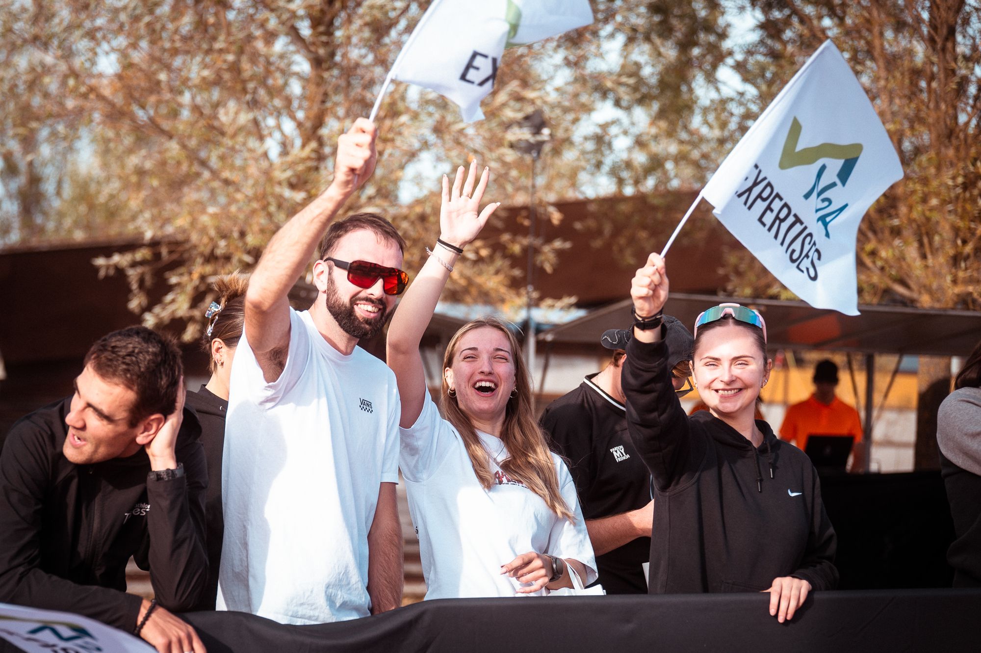 Stand partenaire au Village LIGHT ON avec drapeaux et bonne humeur