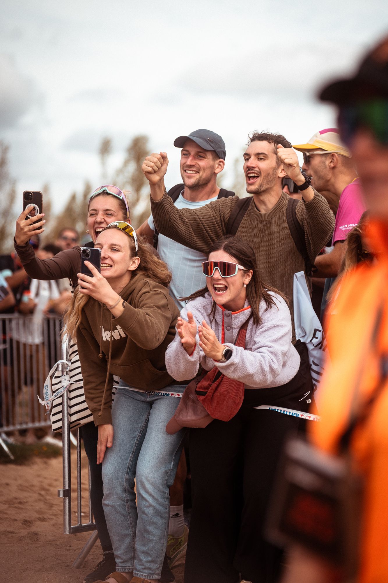 Supporters qui prennent une photo au bord du parcours