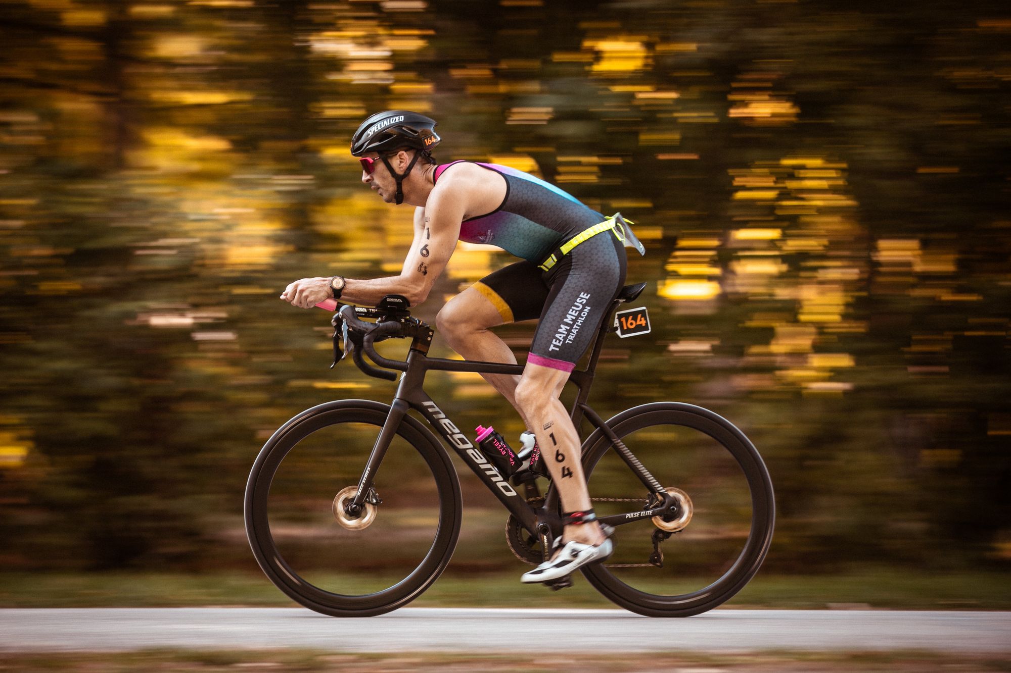 Triathlète lancé à vélo dans la lumière d'automne, Madine 2026