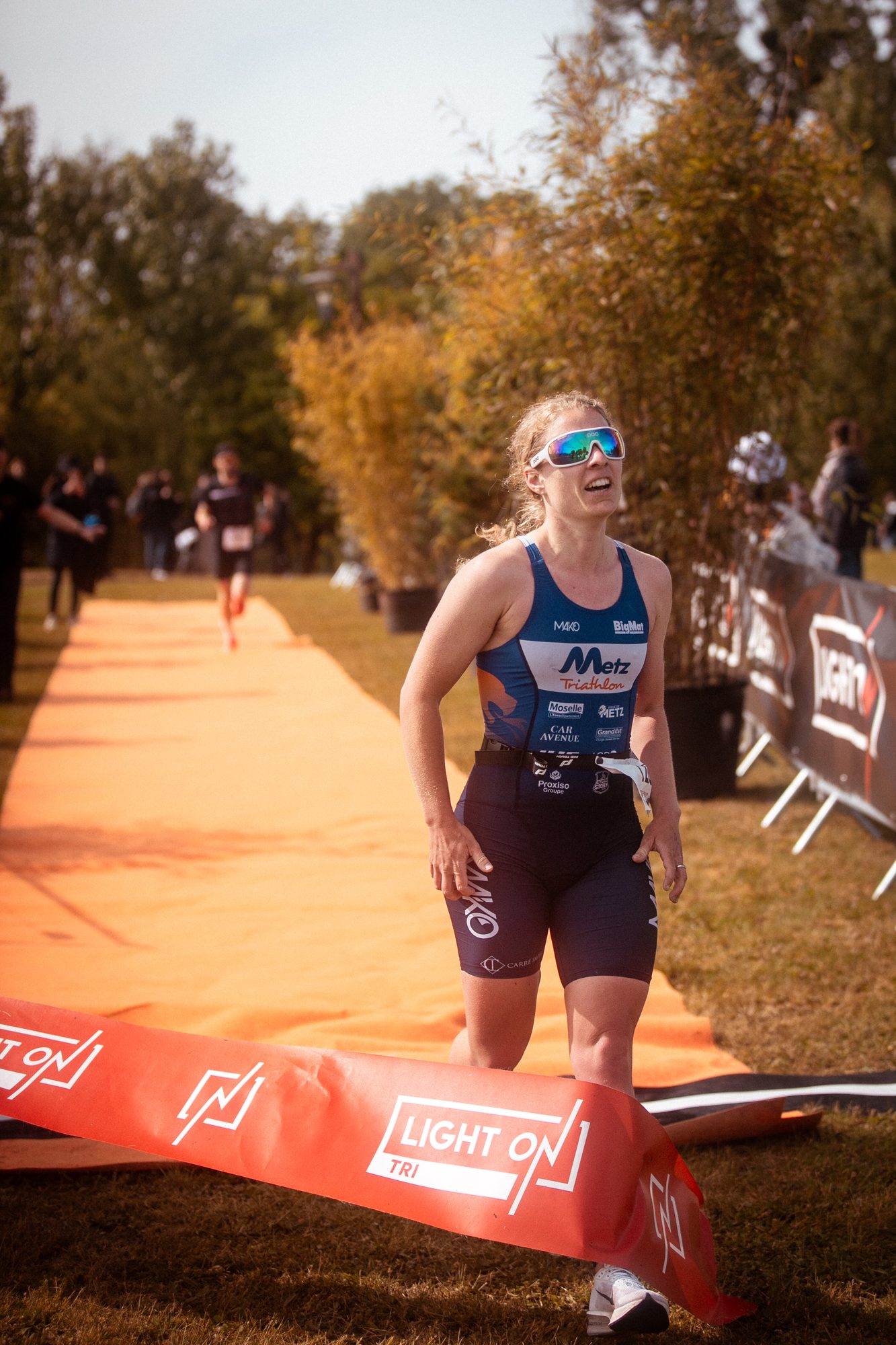 Triathlète sur le tapis orange de l'arrivée à Woippy