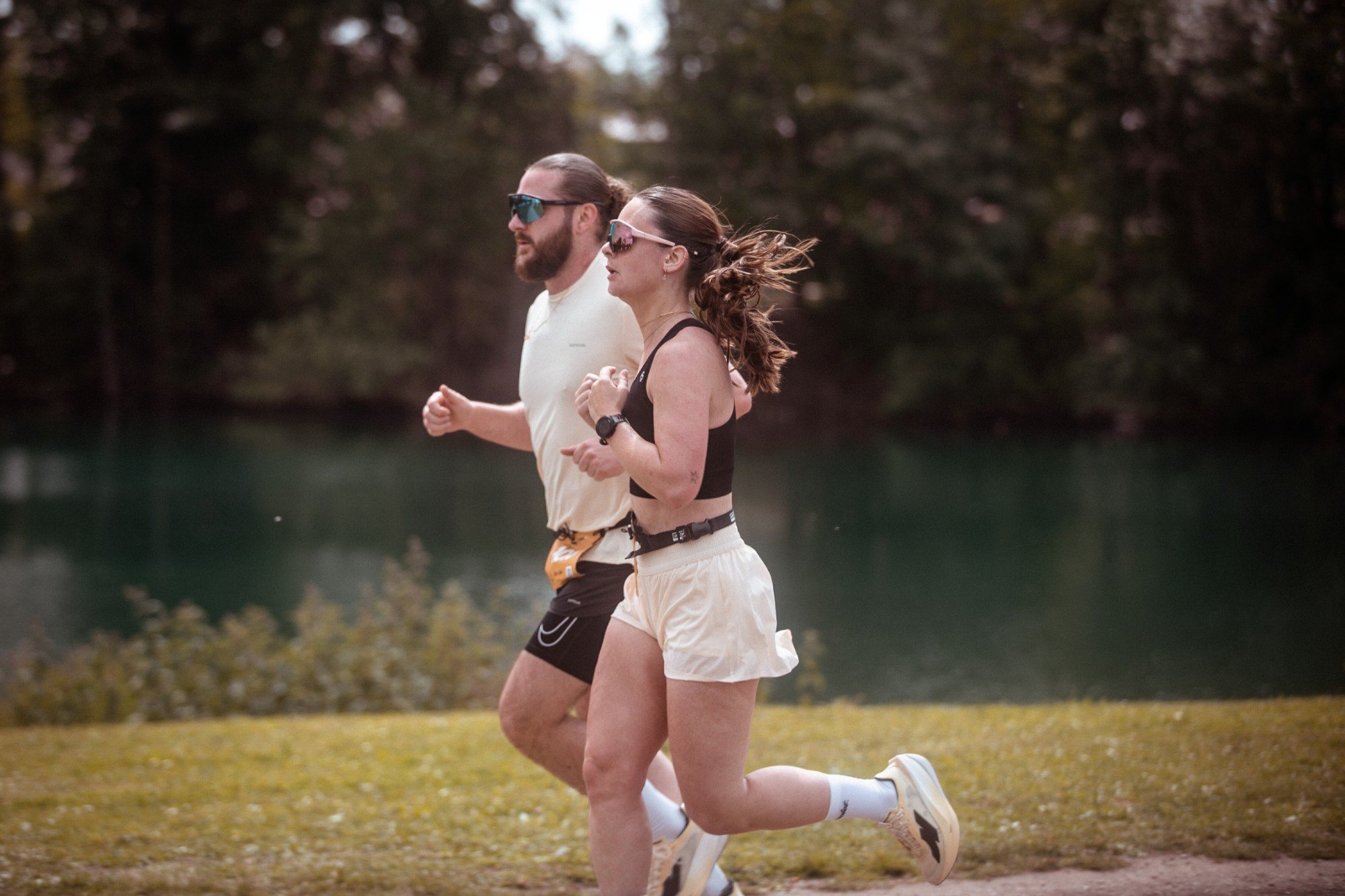 Duo de coureurs au bord du plan d'eau de Woippy pendant le RUN 6 KM