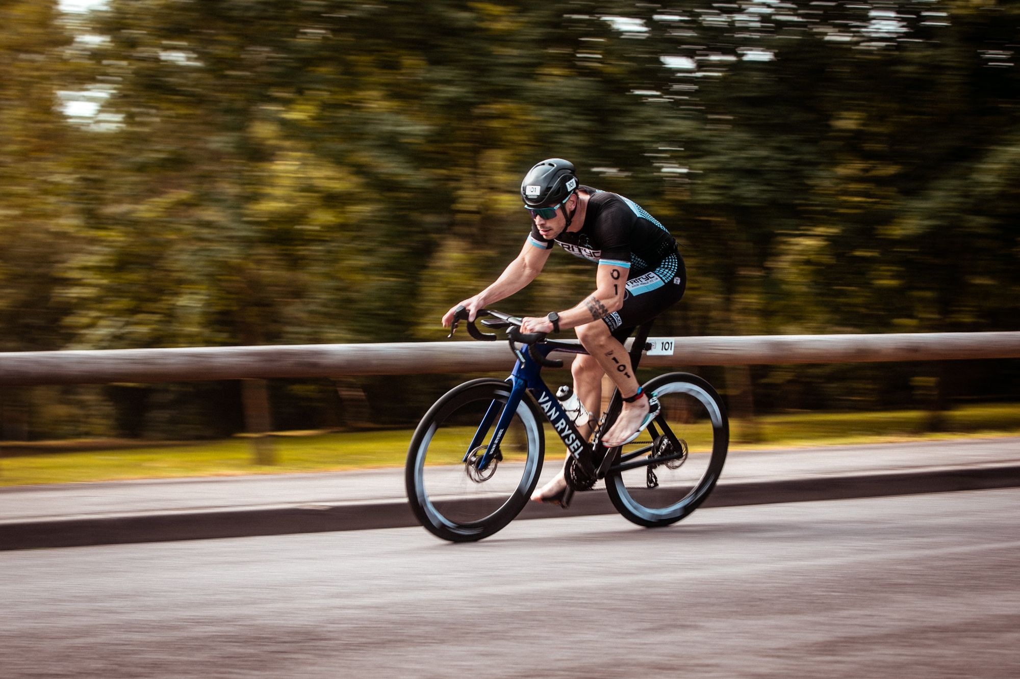 Triathlète en plein effort sur le vélo, le long de la route à Woippy